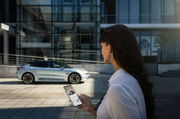Frau mit Handy steht vor einem Zeekr